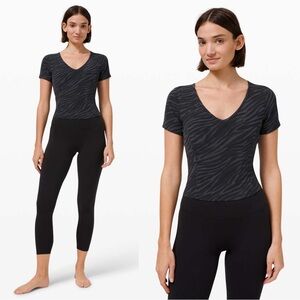 Lululemon • Nulu Cropped Slim Yoga Short Sleeve tee grey black tiger stripe